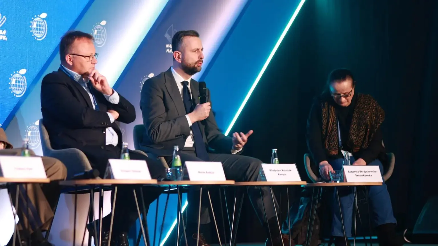 Dociskanie do prawicowej ściany trwa