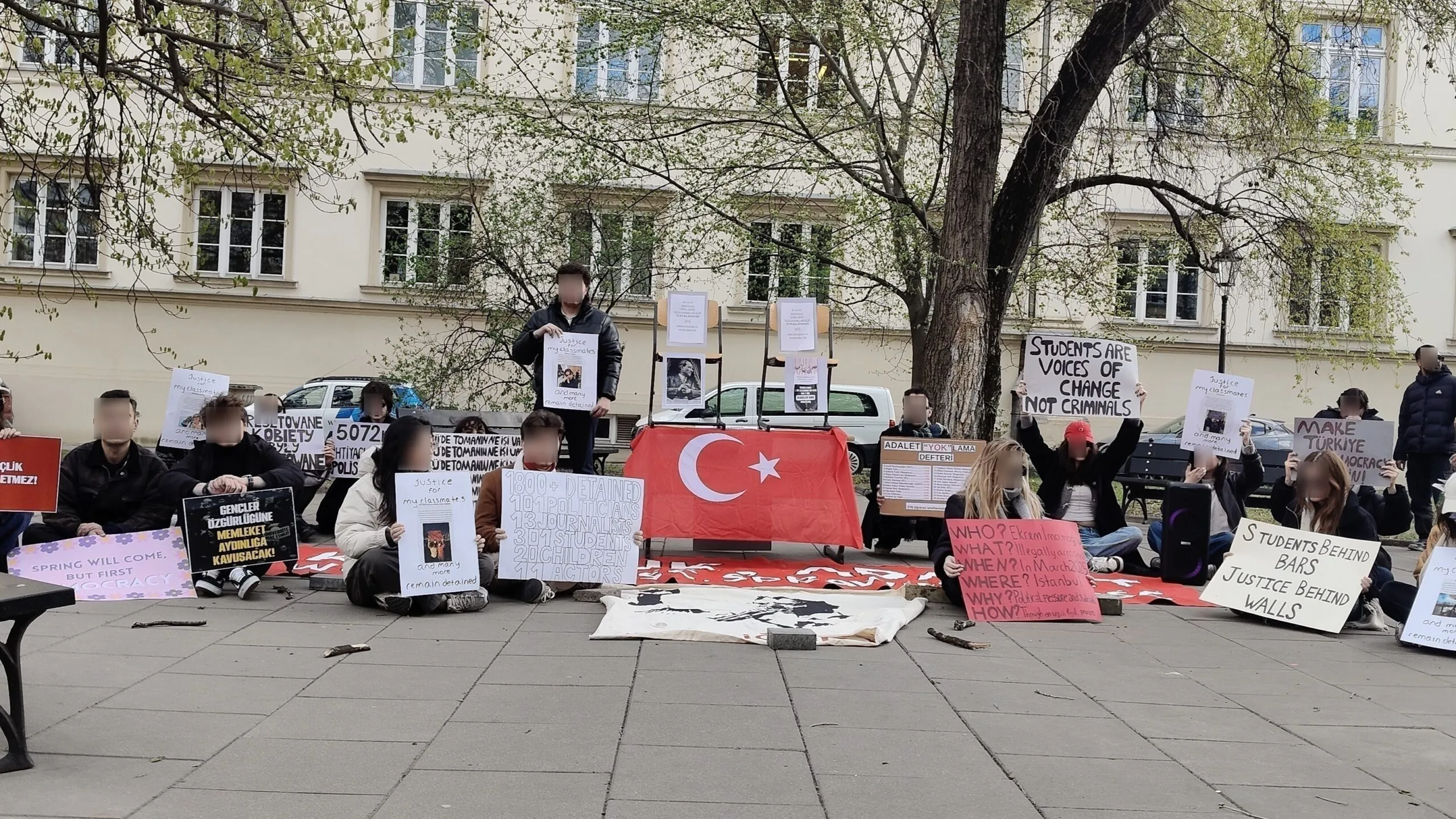 Prawo, równość, sprawiedliwość. Solidarnościowa demonstracja tureckich studentów na UW