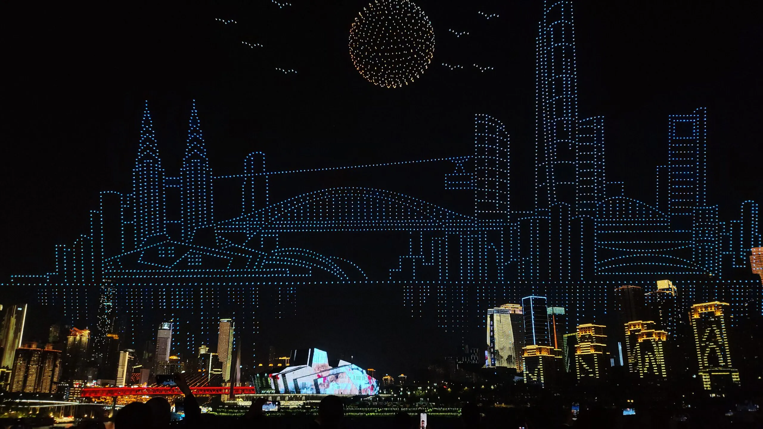 Niebo pod pełną kontrolą. Technologiczna precyzja pokazu dronów w Chongqing