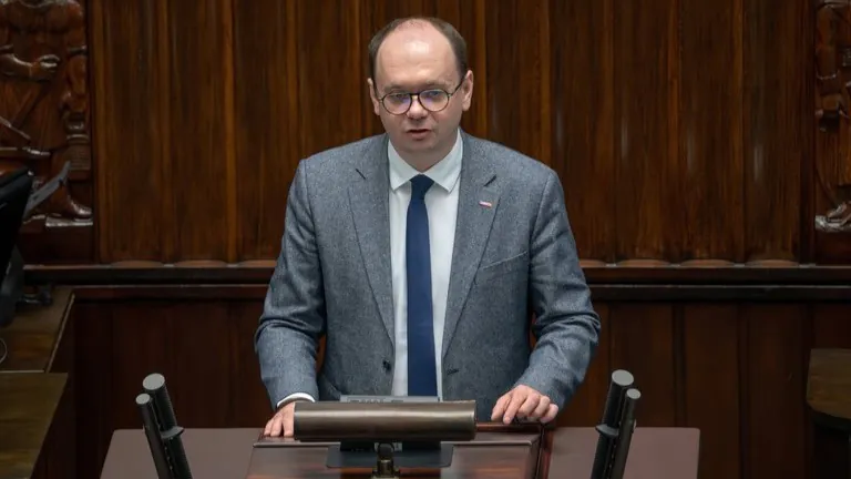 70 tysięcy osób zyska wyższe emerytury. Gajewski: „Państwo musi naprawić to, co samo zepsuło”.