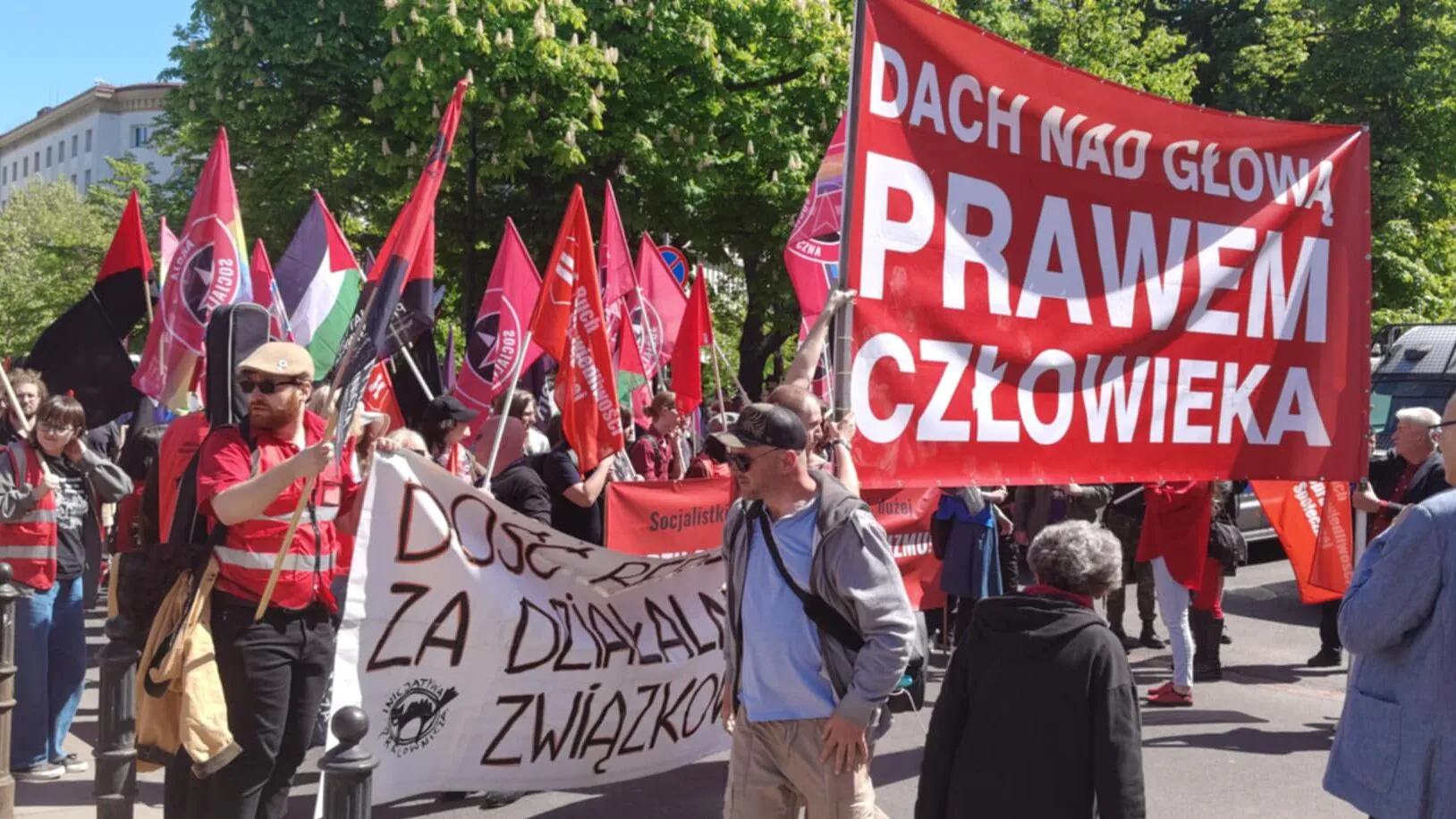 „Dach nad głową prawem człowieka”. Warszawski pochód 1-majowy w obronie godności i sprawiedliwości społecznej