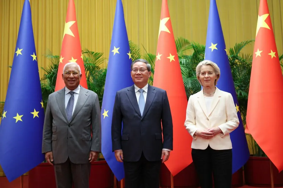 Li Qiang wspólnie z przewodniczącym Rady Europejskiej i przewodniczącą Komisji Europejskiej przewodniczył 25. spotkaniu liderów Chin i UE