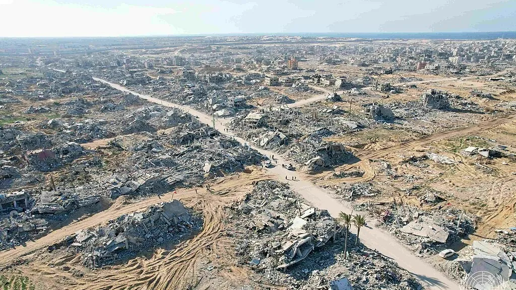 Pokój w cieniu ruin
