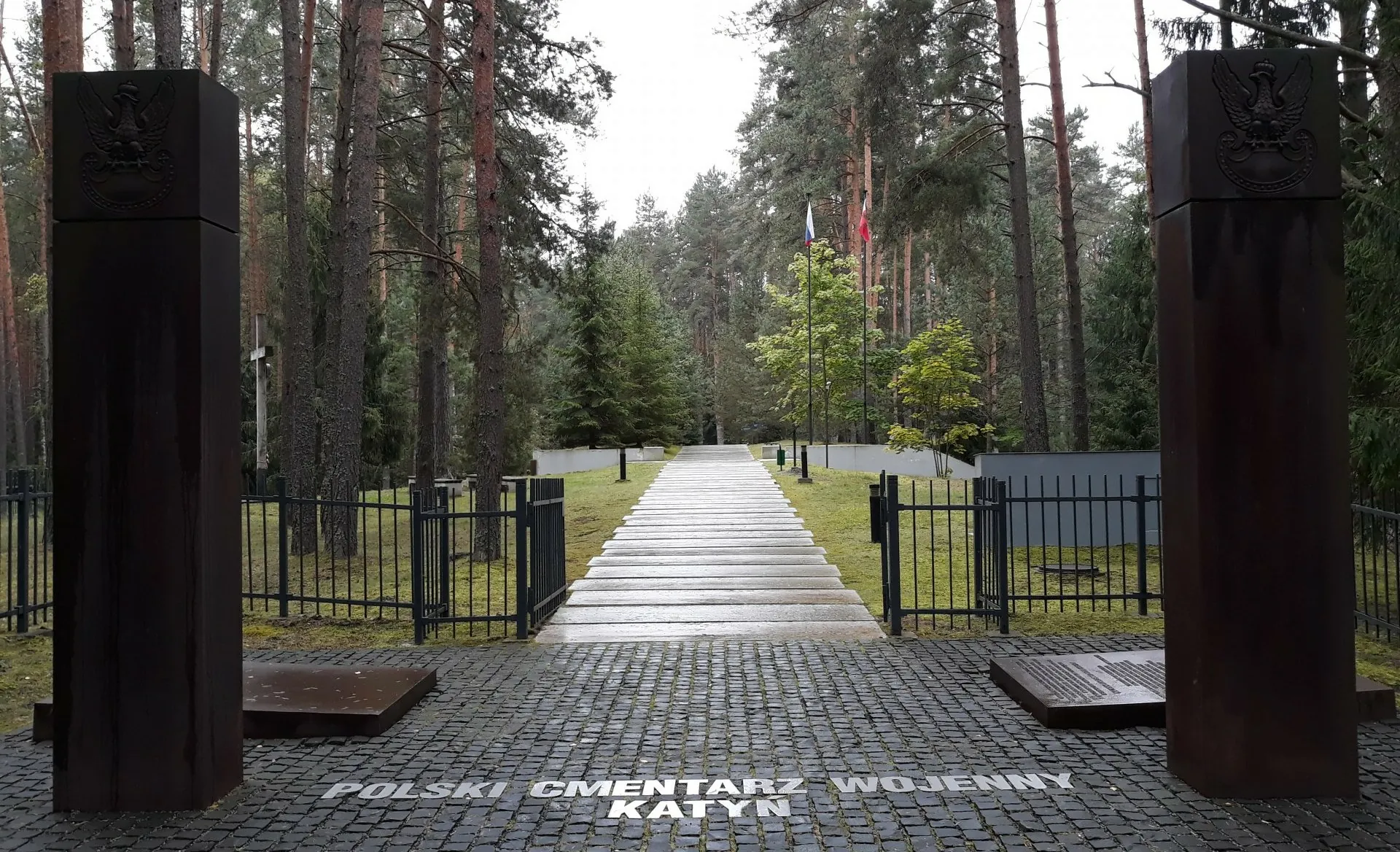 Zbezczeszczono polskie symbole na cmentarzu w Katyniu