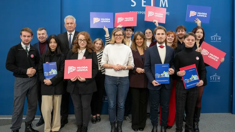 Młoda Lewica przedstawia raport o darmowych stażach. „Młody pracownik, to nie niewolnik”