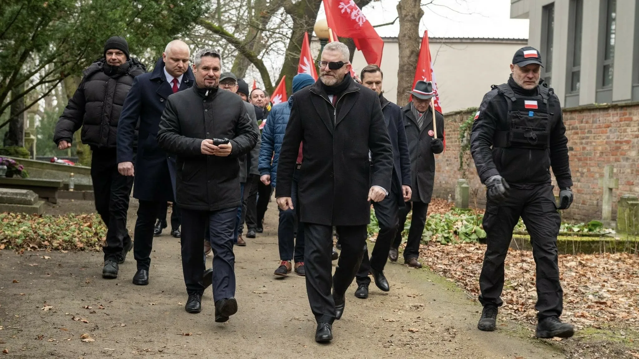 Prawicowe fikołki „antysystemowców”