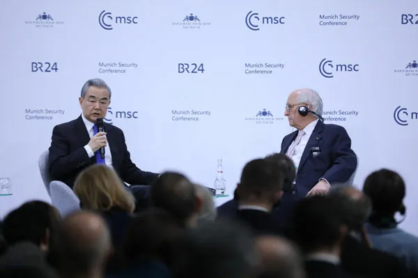 Wang Yi: Perspektywy relacji chińsko-amerykańskich są optymistyczne