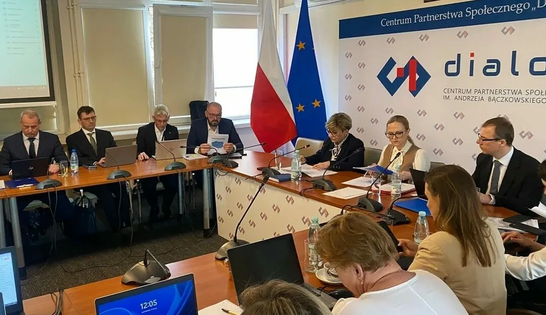 Podwyżki w ochronie zdrowia zostają. Rząd wycofał się z próby uderzenia w pracowników